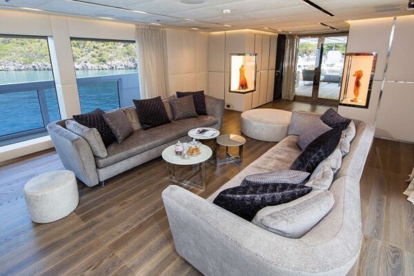ouranos-yacht-charter-main-salon3
